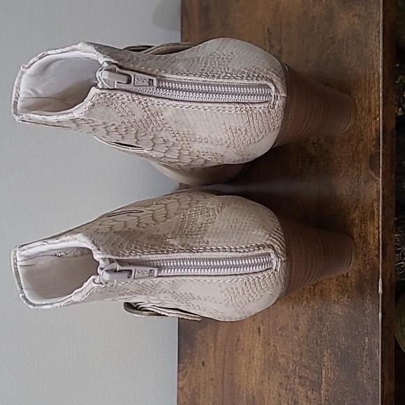 BareTraps LUCIA Textured Snakeskin Cream Ankle Booties size 9.5 - Picture 7 of 13